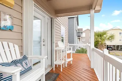 Image de Island Park 4 Br House- Steps from the Ocean