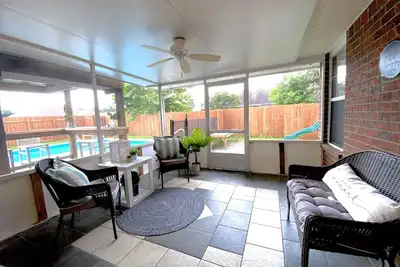 Image de Get away and enjoy this private pool just minutes from the emarald