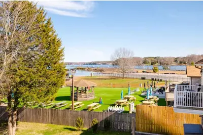 Image de Lake Front next to Brewery with Boat Slip and Tennis Court