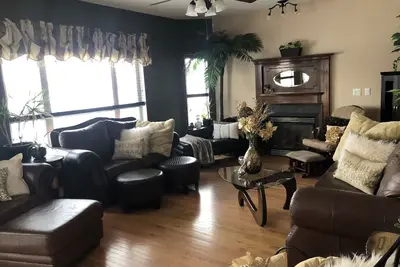 Image de Majestic executive home with hot tub and pool table