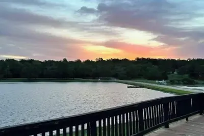 Image de Lakefront Home With An Amazing Lakeside Deck Only 1 Hour From College Station.