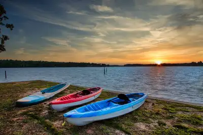 Image de 2 Acre Lake Front ~Dock ~Kayaks ~Beach ~Large Deck ~Fishing ~Boat Ramp