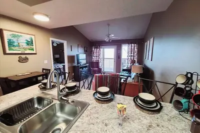 Image de Cozy condo, 2 mi to SDCity, 2 pools, fishing lake