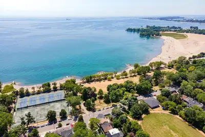 Stunning 3brm Apartment in the trendy. Beaches Area of Toronto