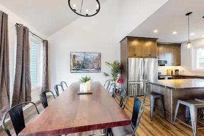 Image de Brand-new cottage near lifts & lake with a hot tub, fireplace, & central Ac