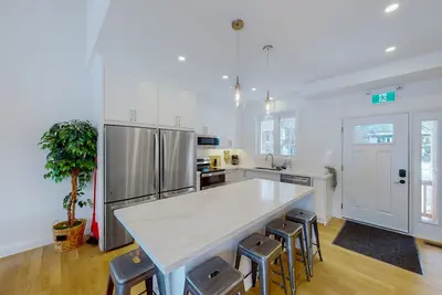 Image de Brand-new cottage near lifts & lake with a hot tub, fireplace, & central Ac