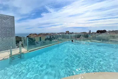 Image de Appartement luxueux avec piscine à débordement, Centre-ville, à quelques pas de la plage et bars