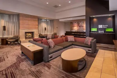 Image de Affordability Meets Comfort! 3 Units, Parking & Onsite Starbucks!