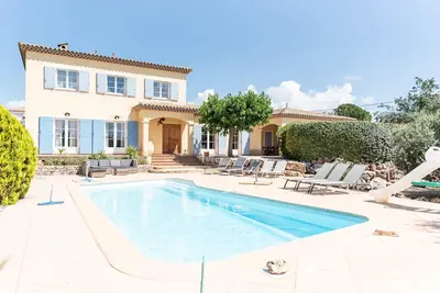 Image de Maison de vacances avec jardin et piscine
