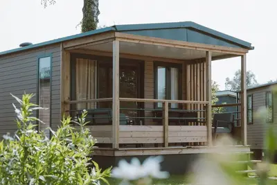Image de Enjoy a vacation in the Tiny Lodge for 4 people at Recreatiepark De Boshoek, surrounded by the nature of the Veluwe, with luxury amenities.