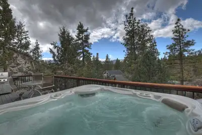 Image de Pacific Crest Trail Cabin By Destination Big Bear: Spa! Stone Fireplaces! Vaulted Ceilings!