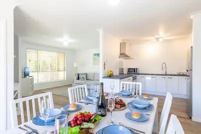 Image de Driftwood Cottage 1 28 Farm Rd pet friendly Wi Fi Air Con and ground floor