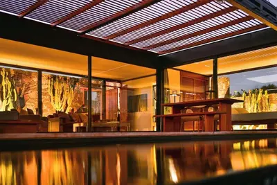 Image de Wake up to nature in this modern glass house