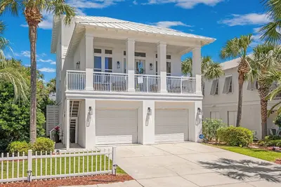 Image de Destin Pointe Beach House | Sleeps 12 | Private Community Pool | Beach Access