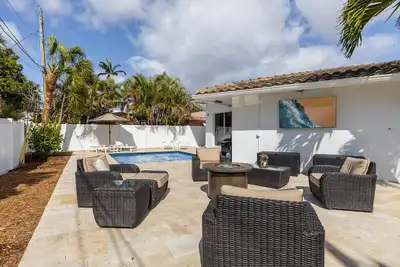 Image de Walk to Beach. . . Luxury Beachhouse with Pool. . . Deals! !
