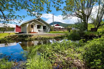 Image de A pet-friendly, creek side ranch house w/starlink