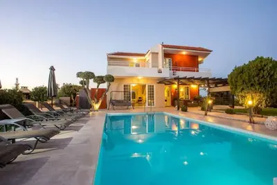 Villa Eleonas with pool, stylish and homely-close to the beach