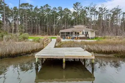 Image de Water's Edge Retreat- Sound Front Home with Dock
