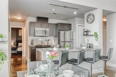 Image de Modern 2br Condo—Steps from Stampede Park