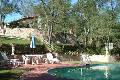 Image de Detached cottage in a park-like garden overlooking the pool