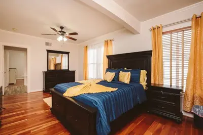 Image de Top Level duplex blocks from Uiw/Trinity & Zoo