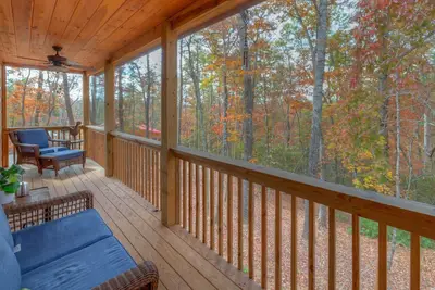 Image de Welcome to Whispering Pines! - King Bed! Bunk Beds! Fenced yard! Pet Friendly!