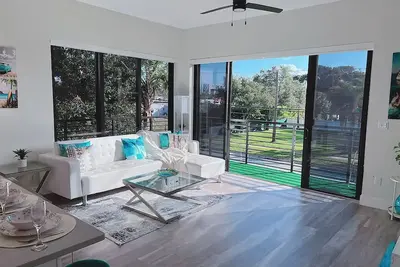 Image de Live lux nearby the beach and downtown Wpb/Gym/Ev
