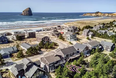 Image de Gorgeous 4-Bedroom, Game Room, Hot Tub, Steps to Pacific City Beach!