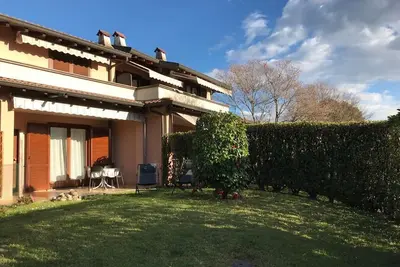 Image de appartement  avec jardin privé et porche à 10 minutes à pied de la plage.