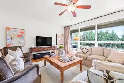 Image de Camp Rockmont retreat with hot tub, game room, & outdoor fireplace