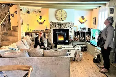 Image de Beach cottage + patio & parking, 2 minutes walk to beach!