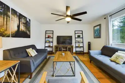 Image de Ocean & Mountain View Home, near Downtown Juneau