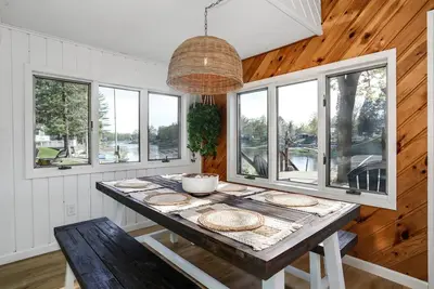 Image de Lakefront Oasis w\/ Private Beach! Sleeps 8!