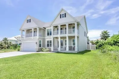 Image de Beautiful two-story single family beach home with a private pool and ocean views