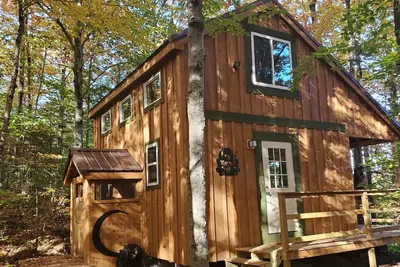 Image de Private cabin on water nestled in foothills of scenic Mt. Cardigan