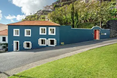Image de Maison de vacances 'Calheta Beach House T2' avec vue sur la montagne, terrasse privée et Wi-Fi