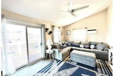 Image de Sunny 4 Br house 3 blocks away from the beach!