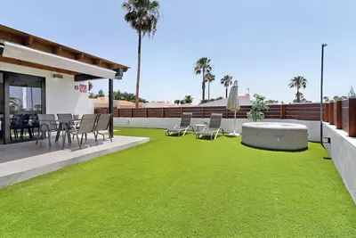 Image de Maison de vacances 'Casa Luna Kingbed and Jacuzzi' avec vue sur la montagne et Wi-Fi