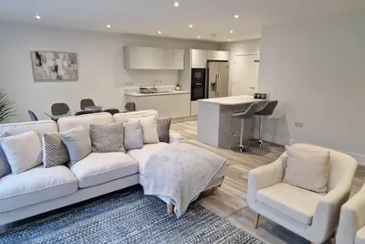 Image de Luxury 3 Bed House w Parking & Garden 2