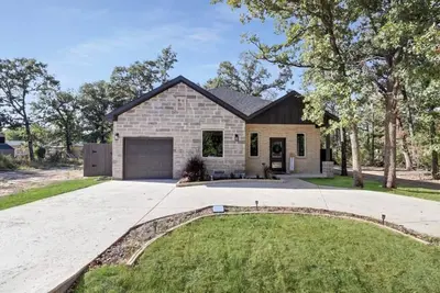 Image de New home in Cedar Creek Cove