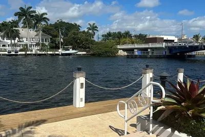 Image de Updated 2\/2 on the Intracoastal of Prestigious Spanish River Rd