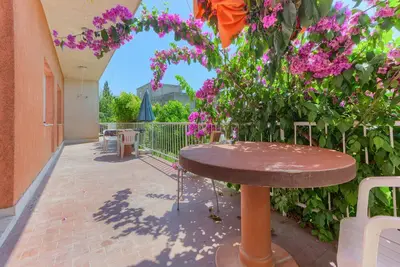 Image de Modern luxury 2-bedroom apt with balcony & patio