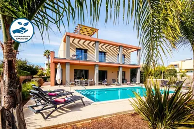 Seaside Villa, Heatable Pool, 2 Jacuzzis, Games Room, Ocean View, Sleeps 12