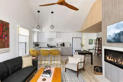 Image de New Renovated Historic Home: Distinctive Design w/Gourmet Kitchen