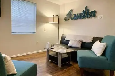 Image de Adorable cozy 1 Br cottage centrally located with full ki. . .