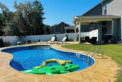 Image de 🤩Amazing Pool🏖️-Fire Pit🔥 - Cozy Backyard 🫶- 20 min to Fort Bragg!