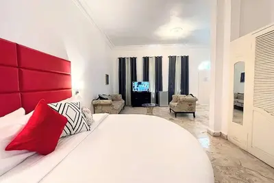 Image de 2 Kid-friendly Units, A short drive away from Errol Flynn Marina! With Parking!