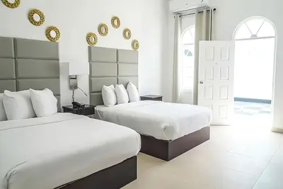 Image de Free Breakfast & Free Parking! 3 Suites Close to Folly Lighthouse! Pool Onsite!