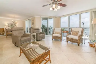 Image de Beautiful 2 bed/2 bath condo in popular Riverside building.