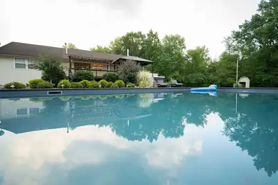 Image de Secluded 5 acre getaway heated inground pool 6 person hot tub